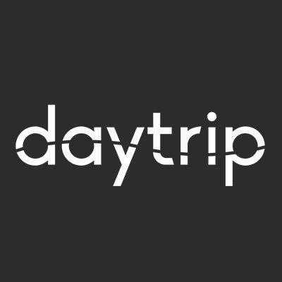 La palabra daytrip está escrita en blanco sobre fondo negro.