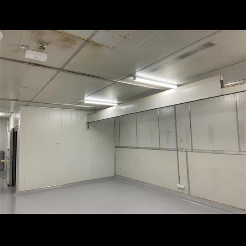 A large empty room with white walls and a ceiling.