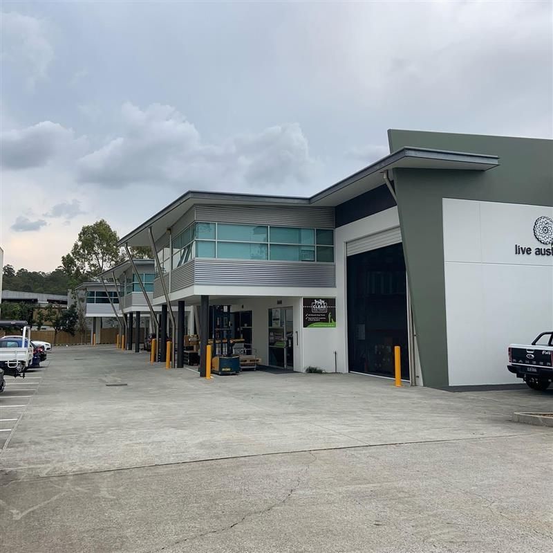 A large building with a lot of cars parked in front of it.