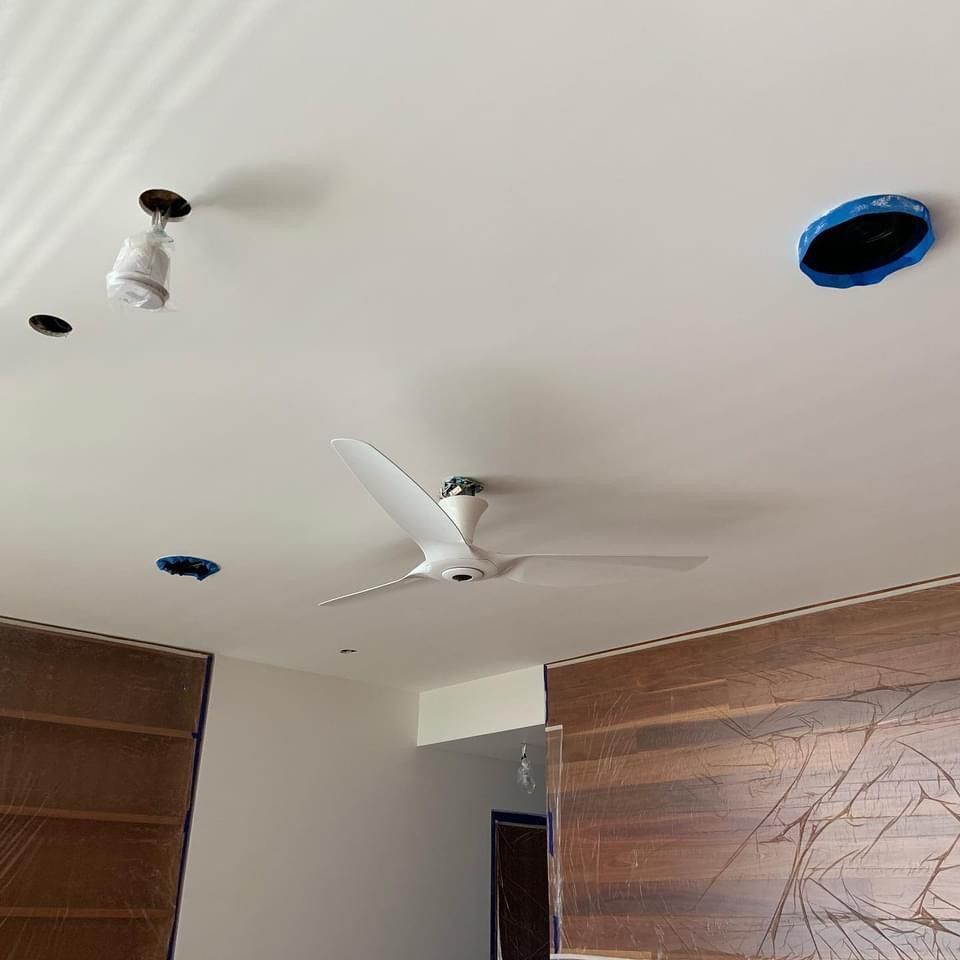 A ceiling fan is hanging from the ceiling of a room.