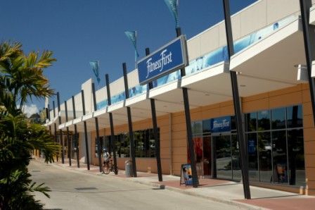 A building with a sign that says fancy fast on it