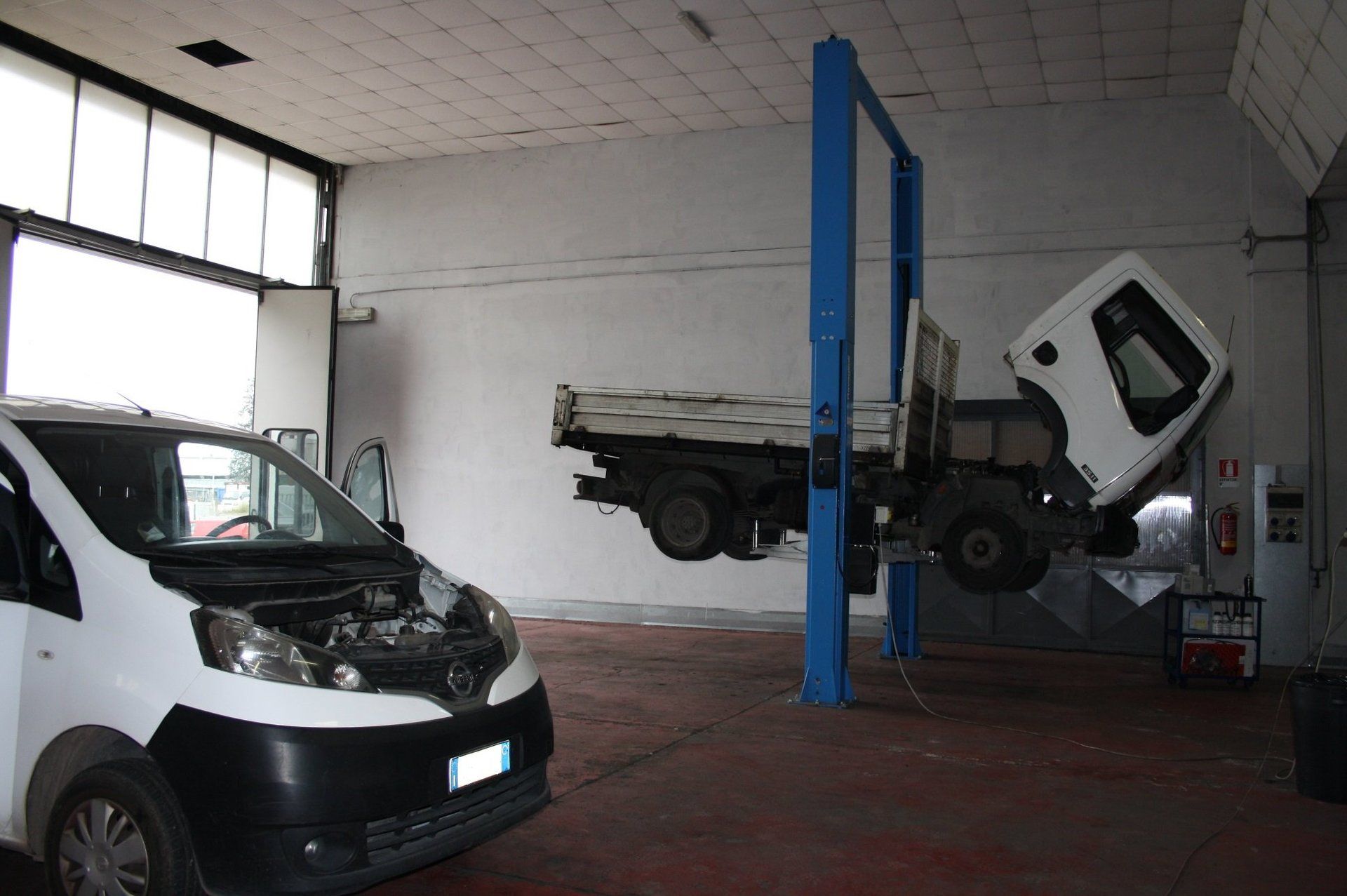 un camion in riparazione sul ponte in officina