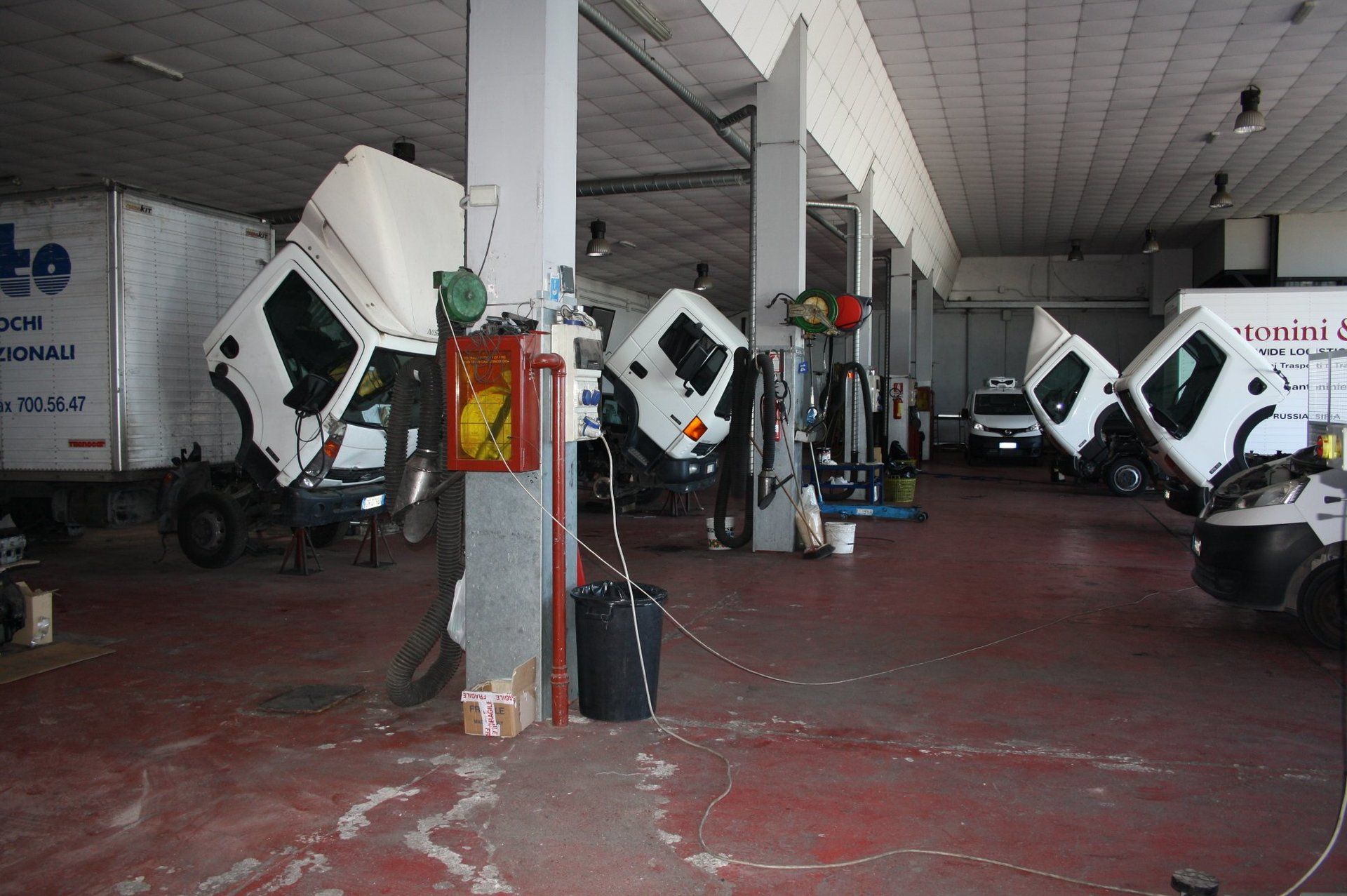 Veicoli industriali in riparazione dentro l'officina meccanica