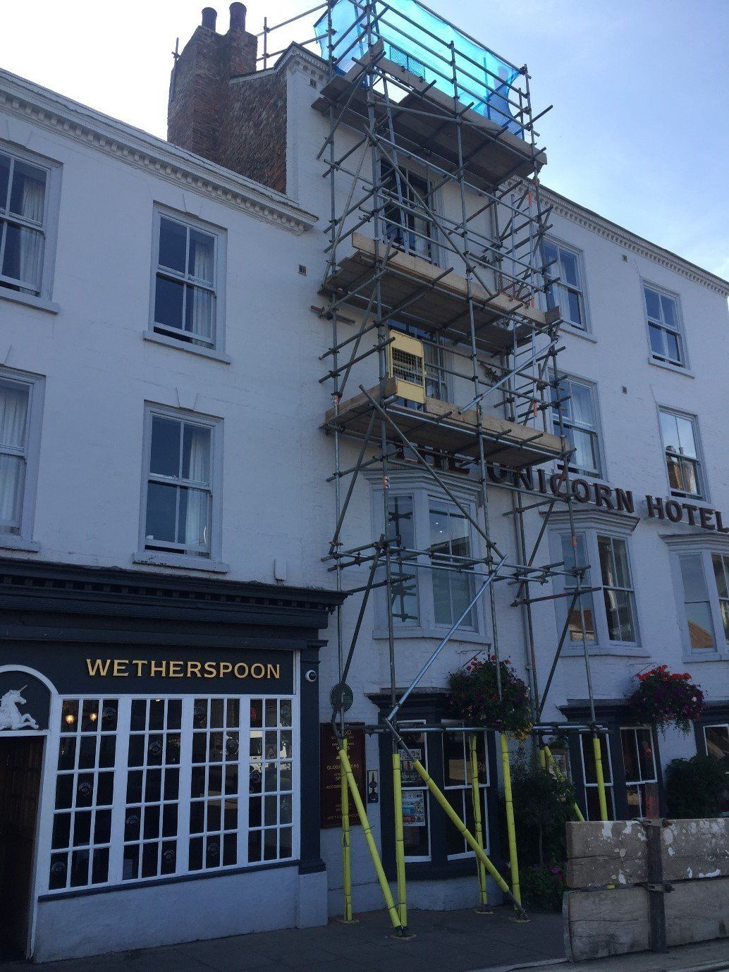 Commercial scaffold tower to Weatherspoons for repairs to roof
