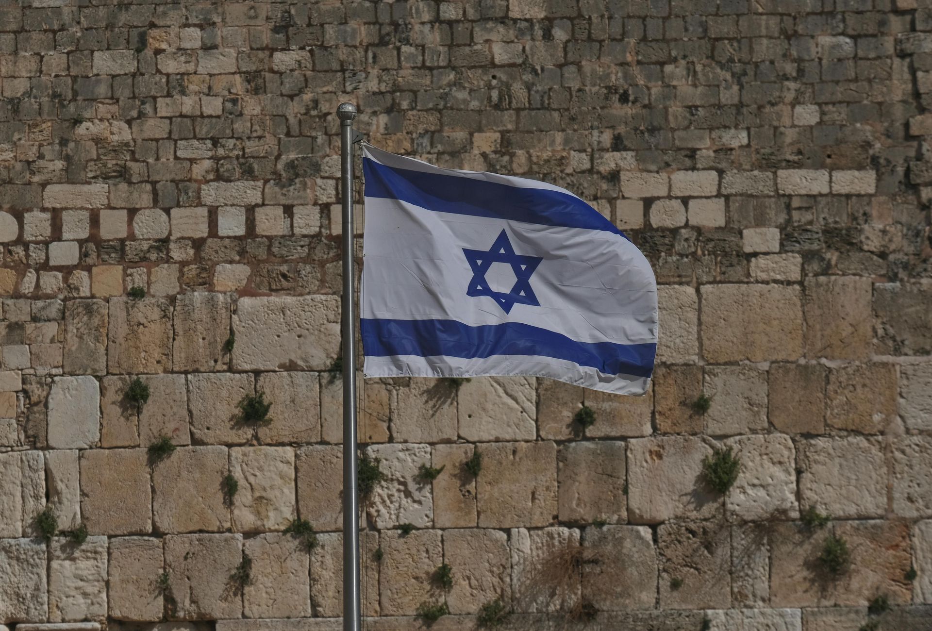 משרדנו מתמחה בעסקאות מקרקעין ביהודה ושומרון. עסקאות אלו מתנהלות תחת מערכת ייחודית ושונה מזו הקיימת בתוך 