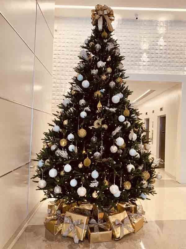 Elegant Christmas tree in Miami office building