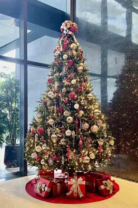 Elegant Christmas tree in Coconut Grove hotel