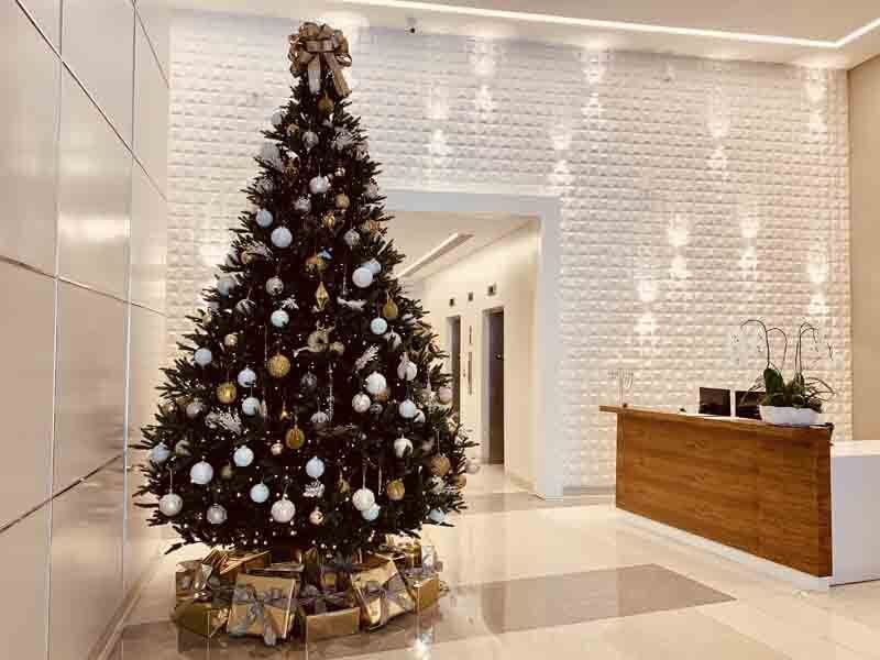 Boutique Christmas decorating in law office in Miami