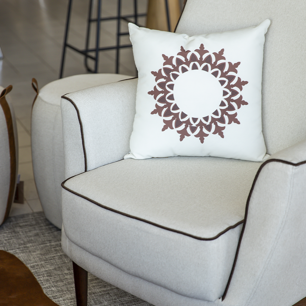 Uma cadeira branca com uma almofada marrom