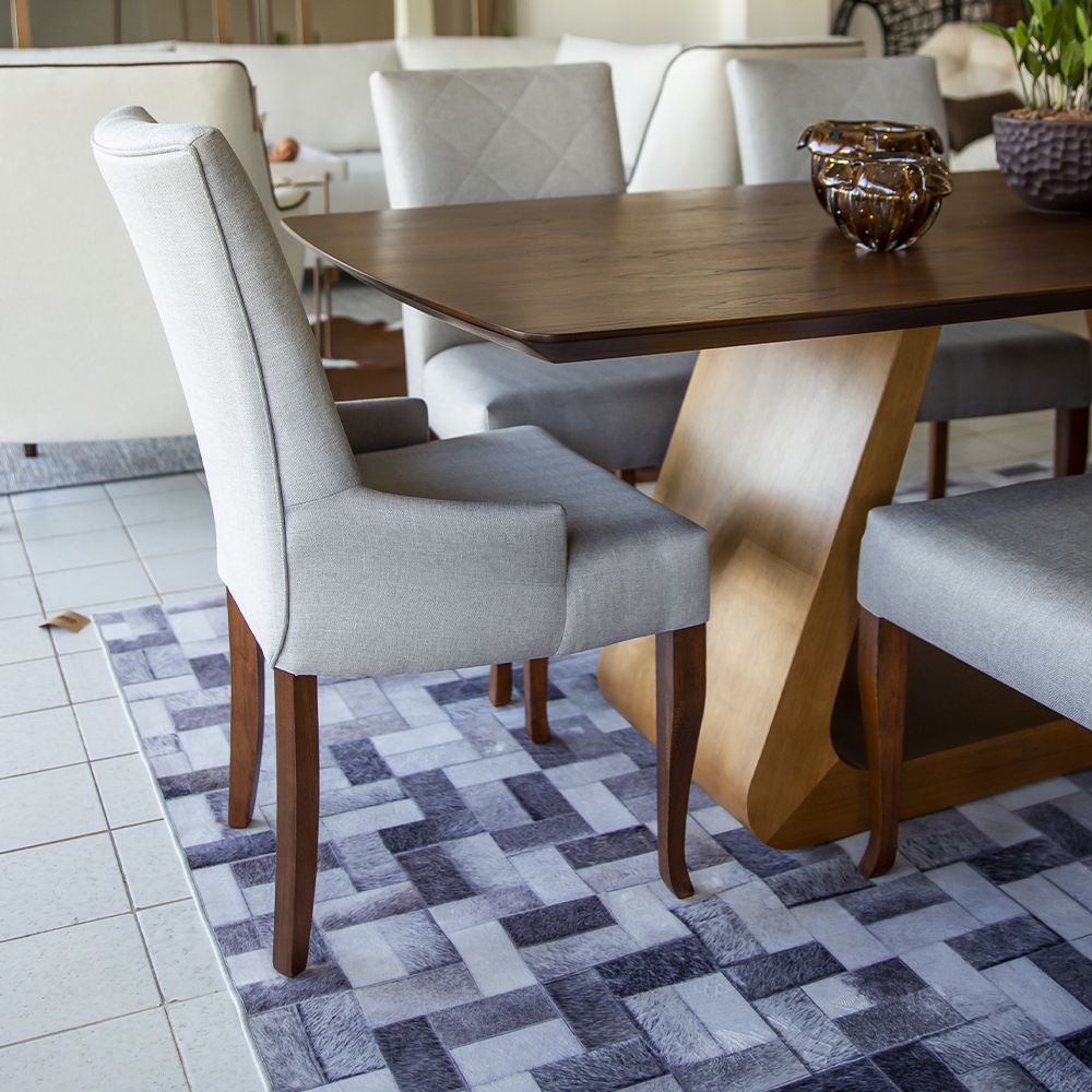 Uma mesa de jantar com cadeiras e um tapete no chão