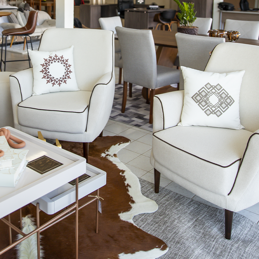 Uma sala de estar com cadeiras brancas e um tapete de couro