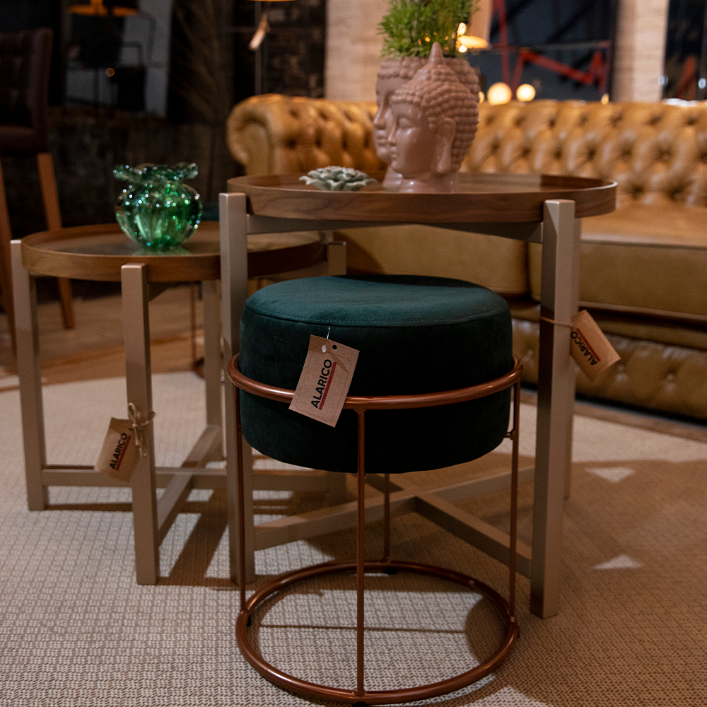 Um banquinho verde com uma etiqueta que diz 'sandro'