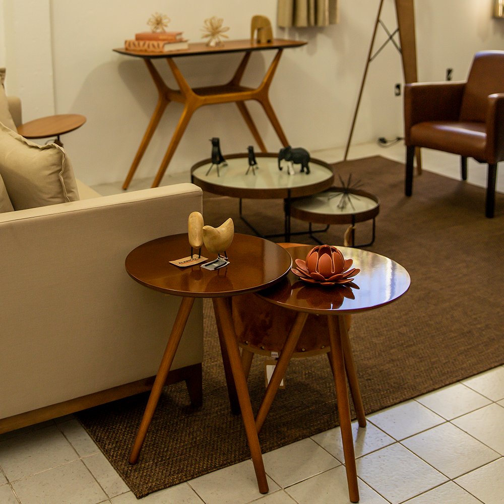 Uma sala de estar com sofá, cadeira e mesa