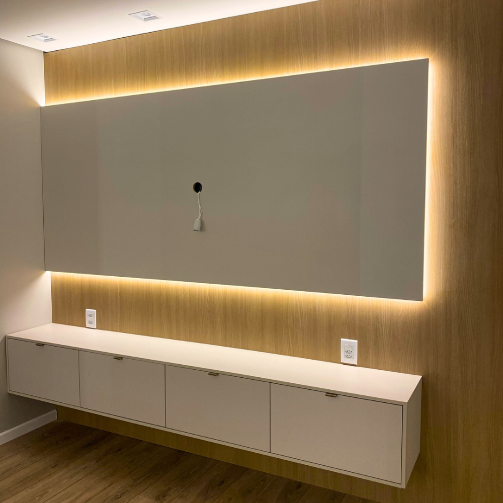 Um quarto com cama, cômoda, luminárias e armários