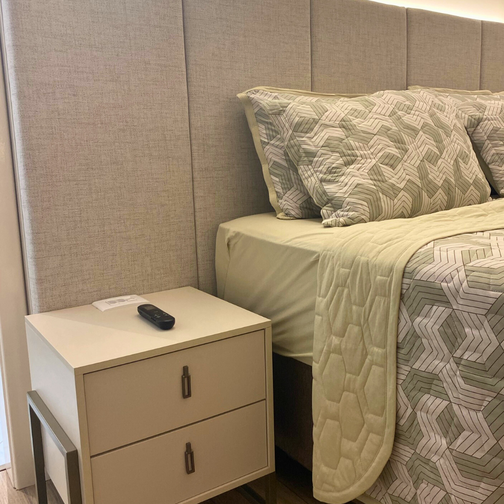 Um quarto com uma cama e um guarda-roupa deslizante