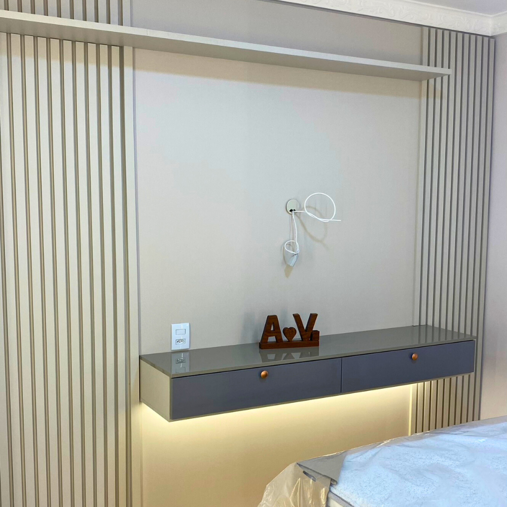 Um quarto com cama, cômoda e guarda-roupa.