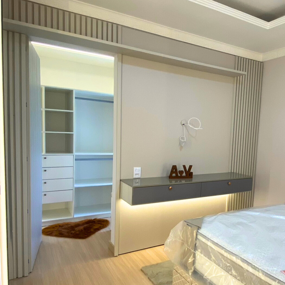 Um quarto com uma cama grande e uma janela