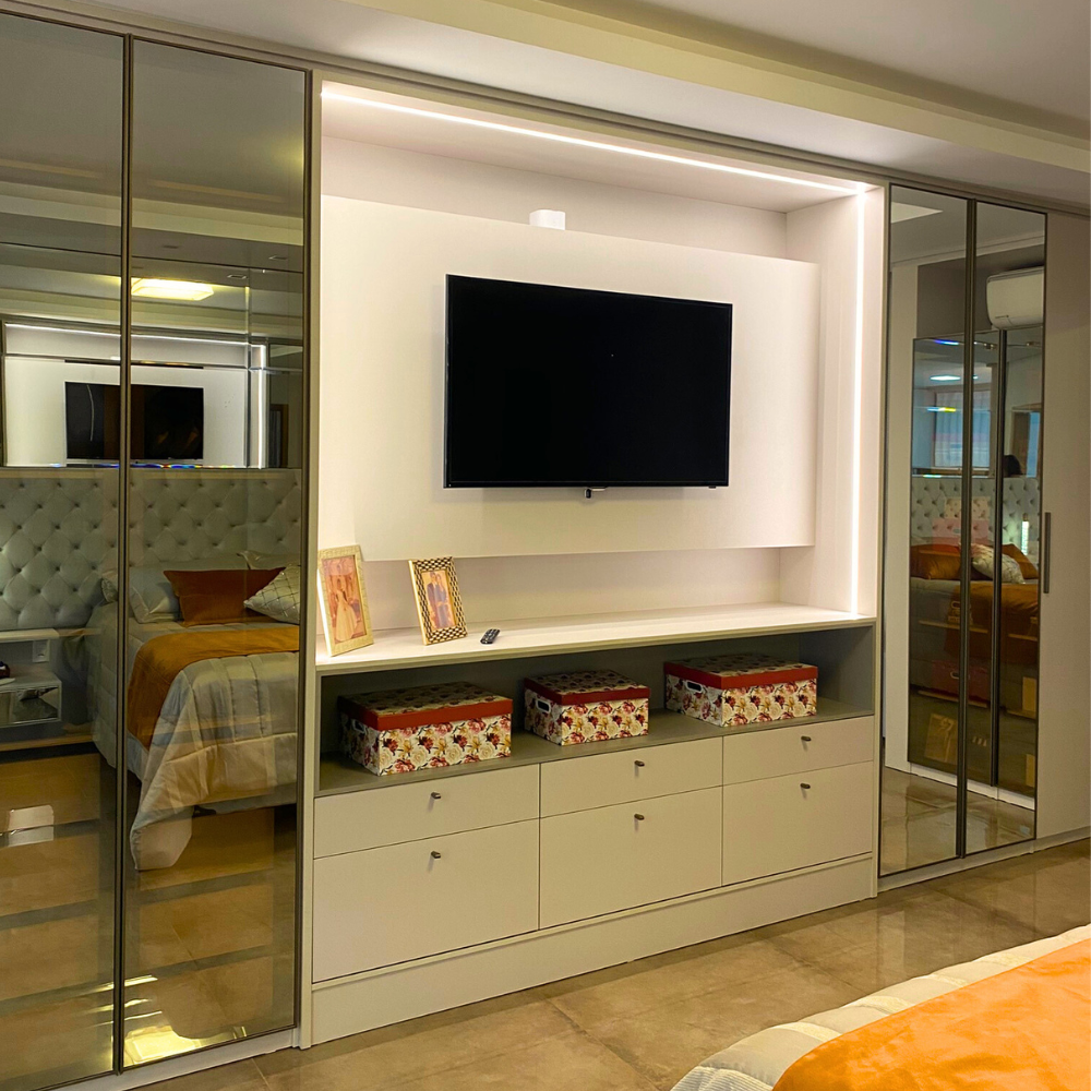 Um quarto com uma cama grande e uma mesa