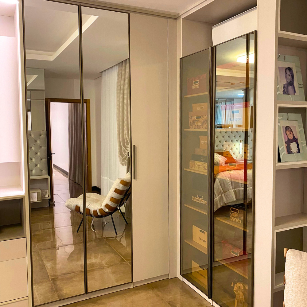 Um quarto com um cobertor azul na cama