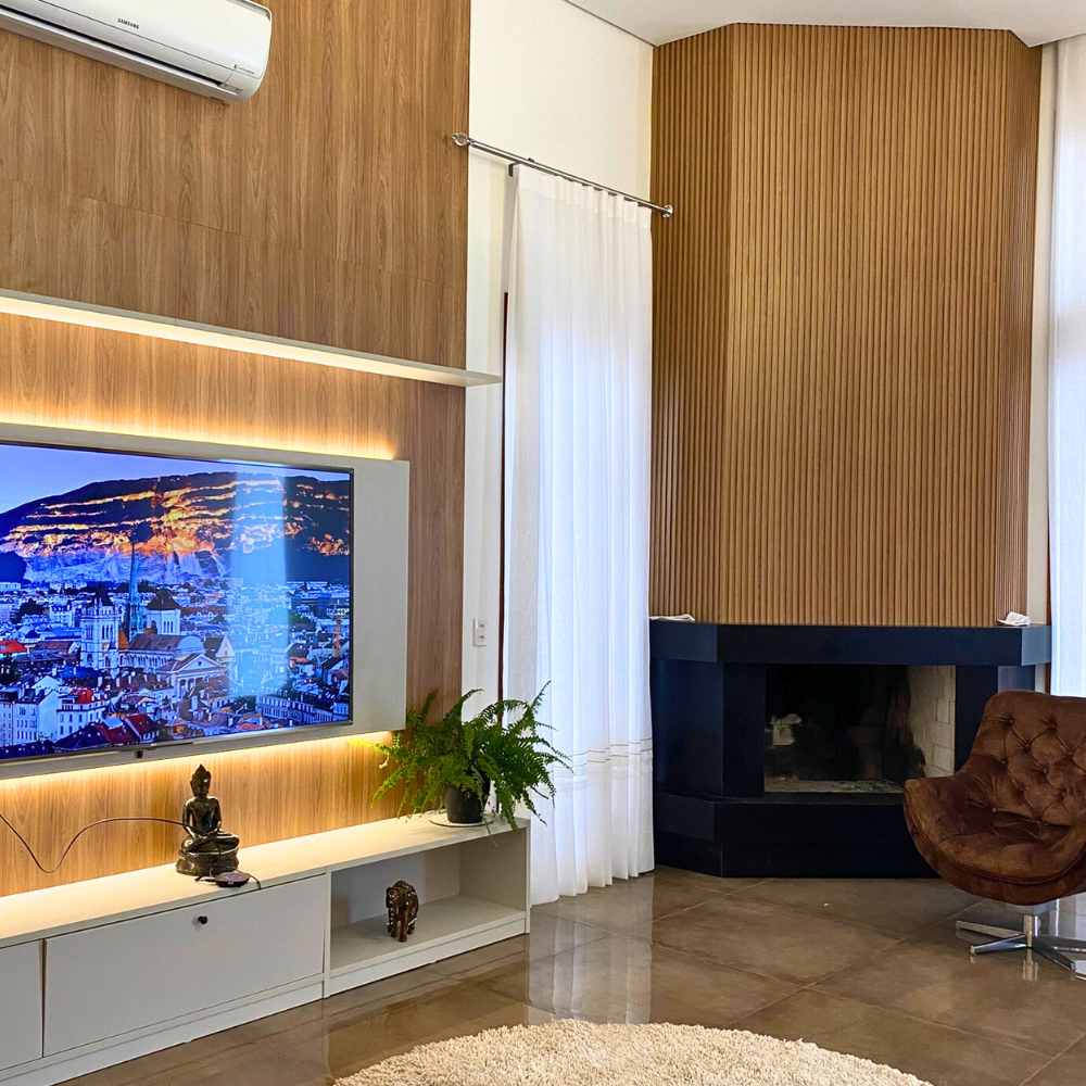 Uma sala de estar com TV de tela plana na parede.