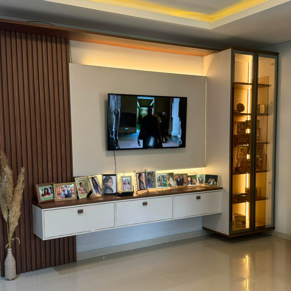 Uma sala de estar com uma TV de tela plana na parede