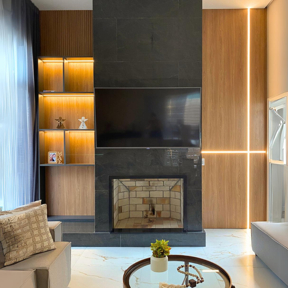 Uma sala de estar com um grande centro de entretenimento e uma TV de tela plana