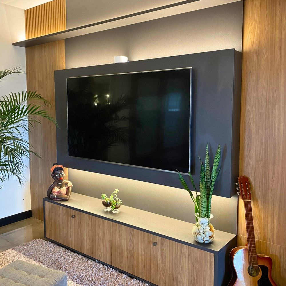 Uma sala de estar com uma TV de tela plana na parede