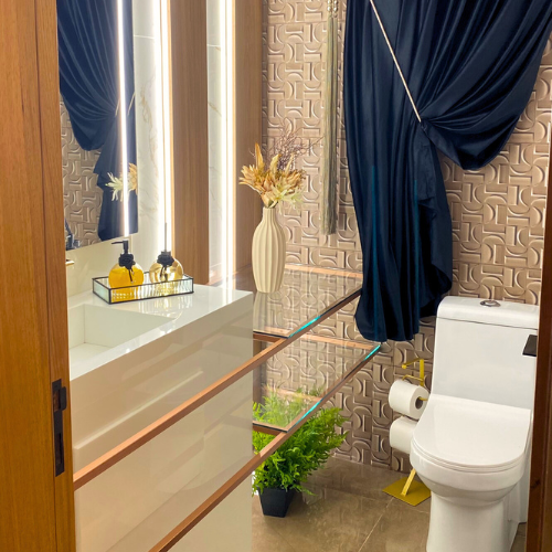 Um banheiro com pia, vaso sanitário e espelho.