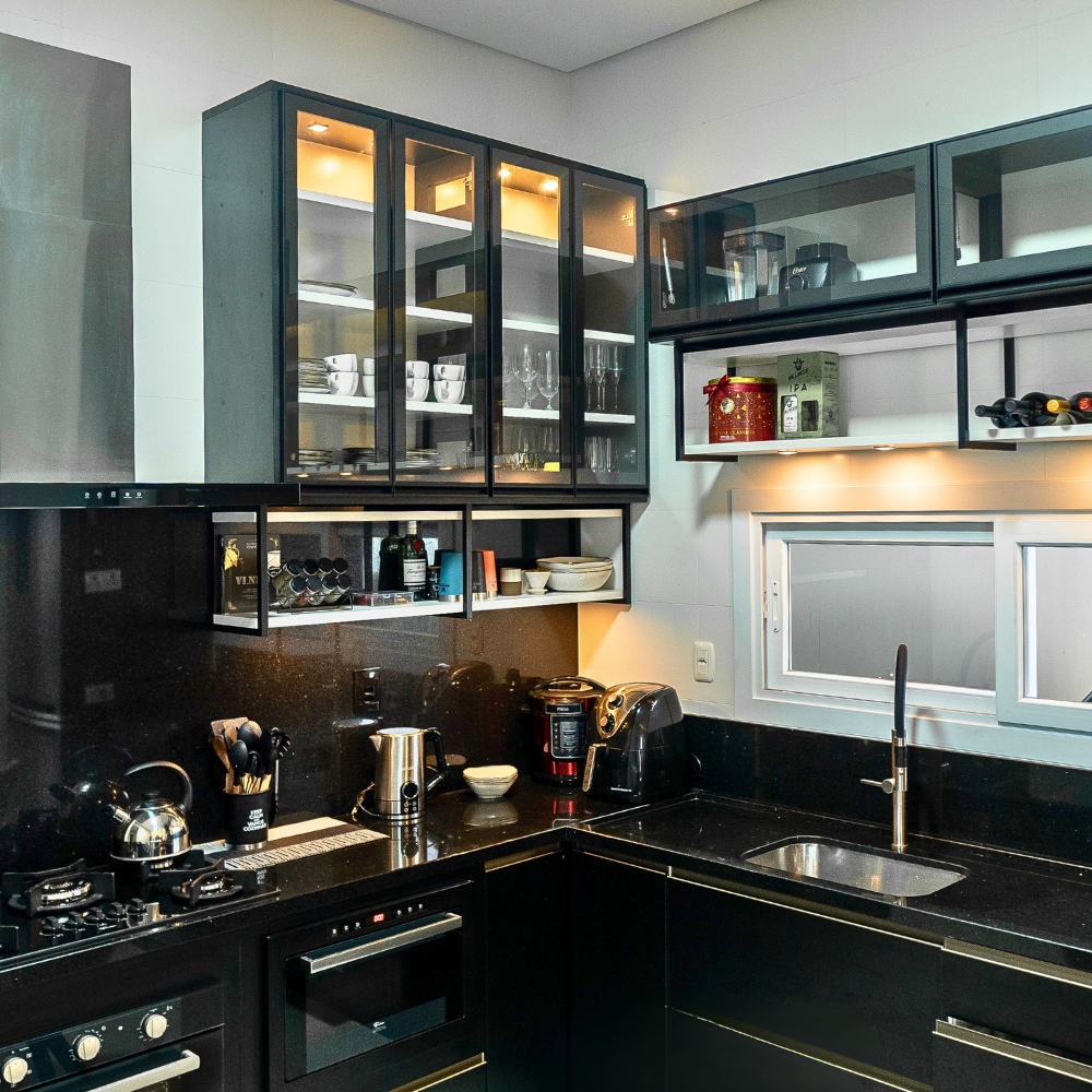 Uma cozinha com mesa e cadeiras e uma garrafa de vinho no balcão.