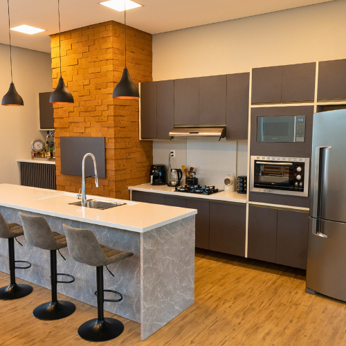 Uma cozinha com armários brancos e eletrodomésticos de aço inoxidável