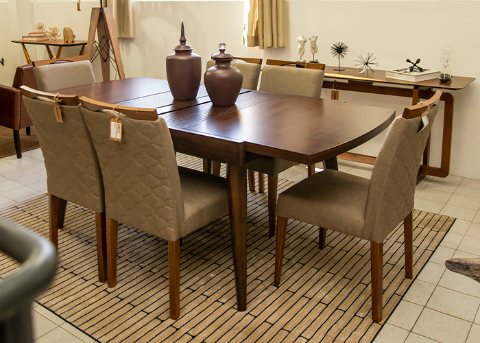 Uma mesa de jantar com cadeiras e vasos