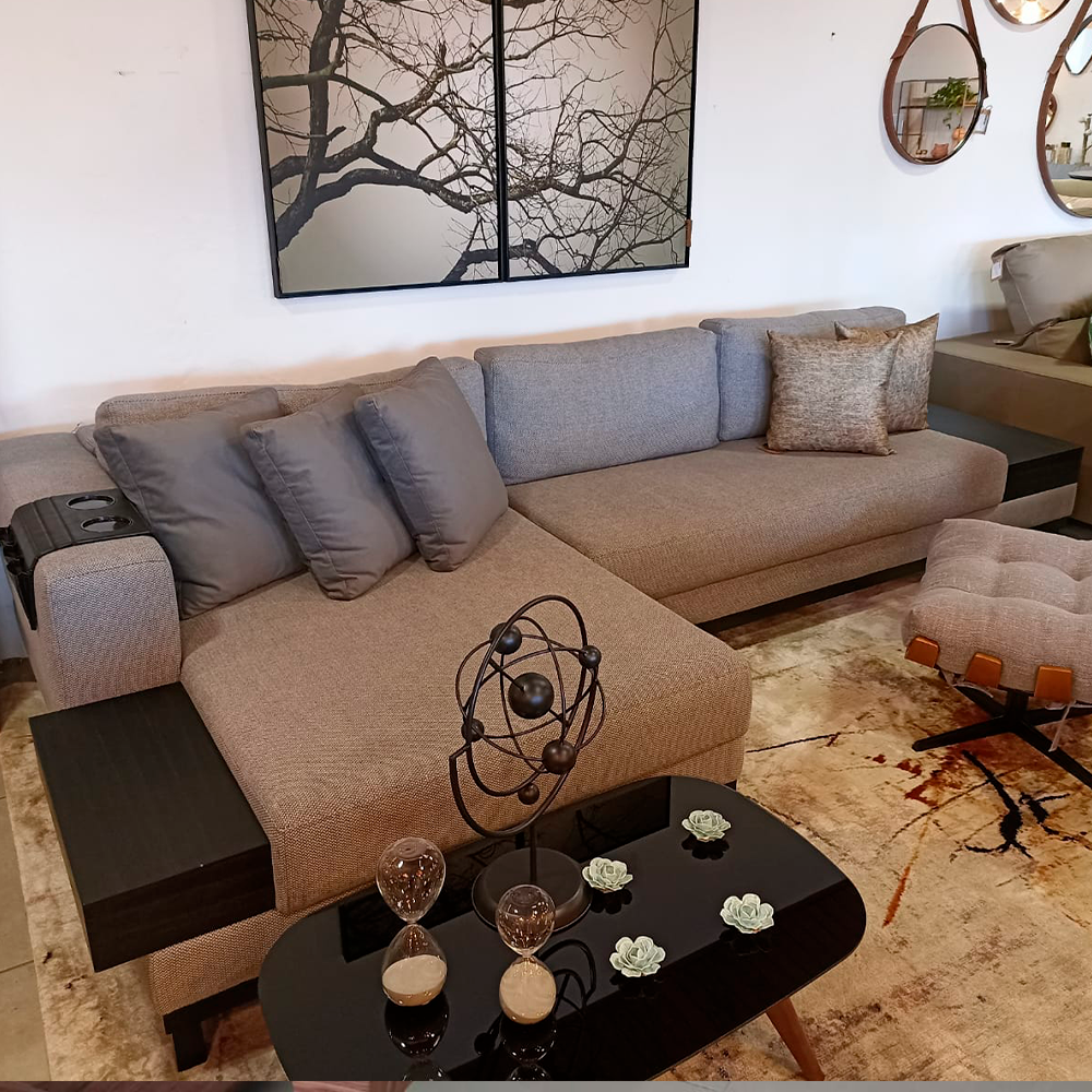 Uma sala de estar com sofá e mesa de centro