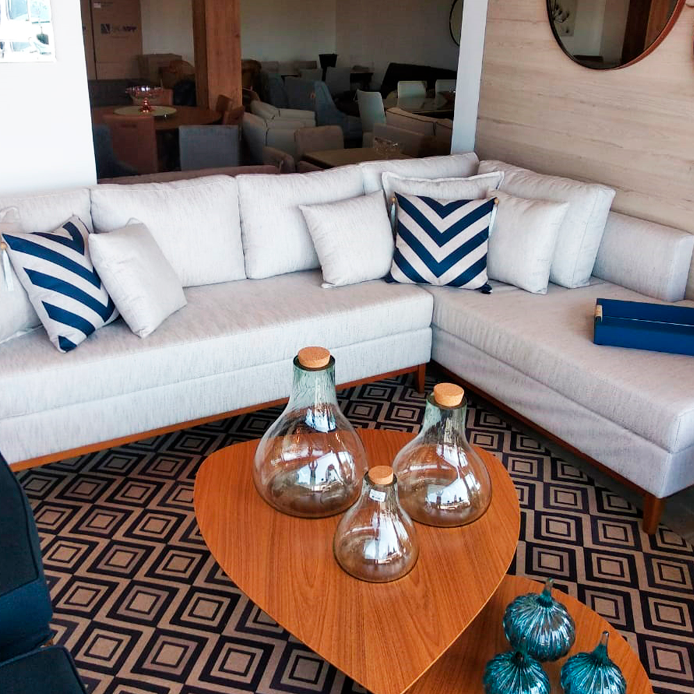 Uma sala de estar com sofá e mesa de centro em formato de coração