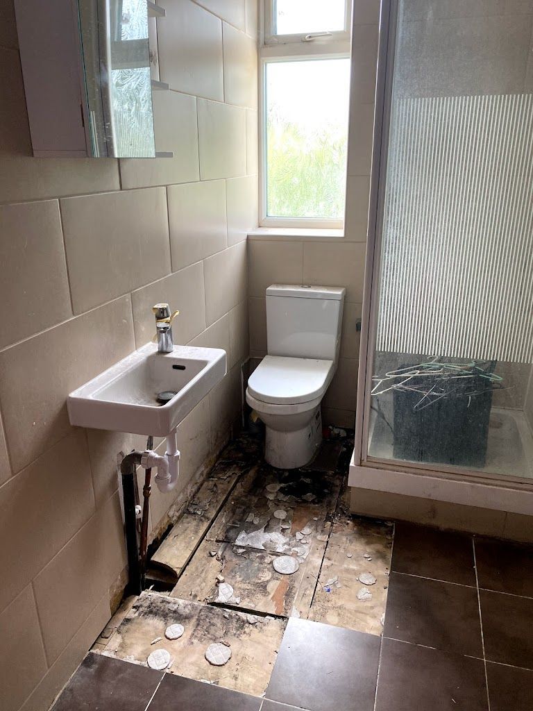 A nightmare bathroom gone wrong in London. About to be expertly saved by Master tiling