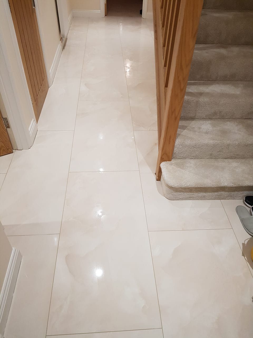 A stunning finished tiled floor with Onyx-effect marble tiles in a lovely London home, completed by Master Tiling