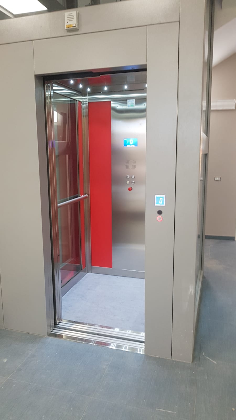 Ascensore con interno a specchio