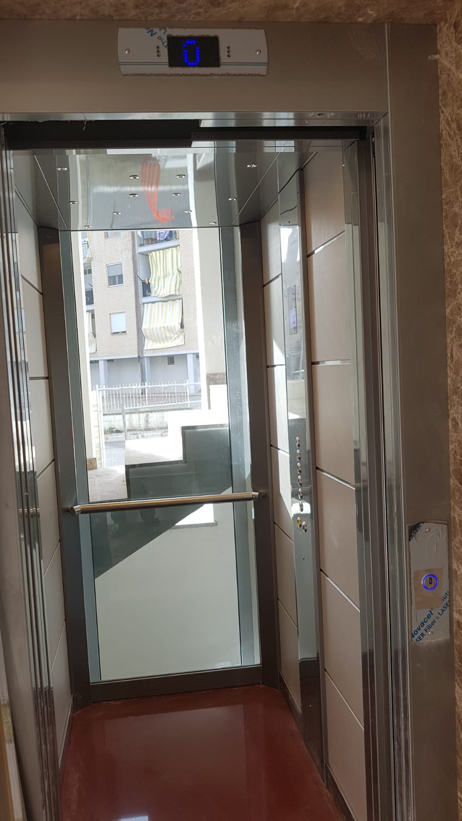 Ascensore con porta scorrevole in vetro