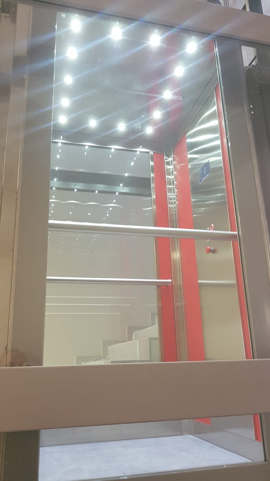 Ascensore moderno con illuminazione a led