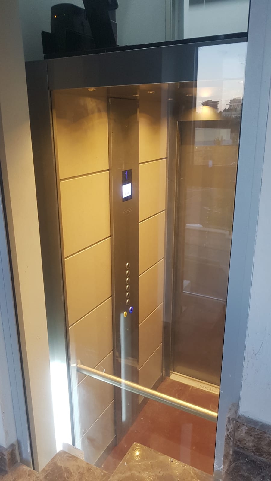 Ascensore con aperture a mano interno