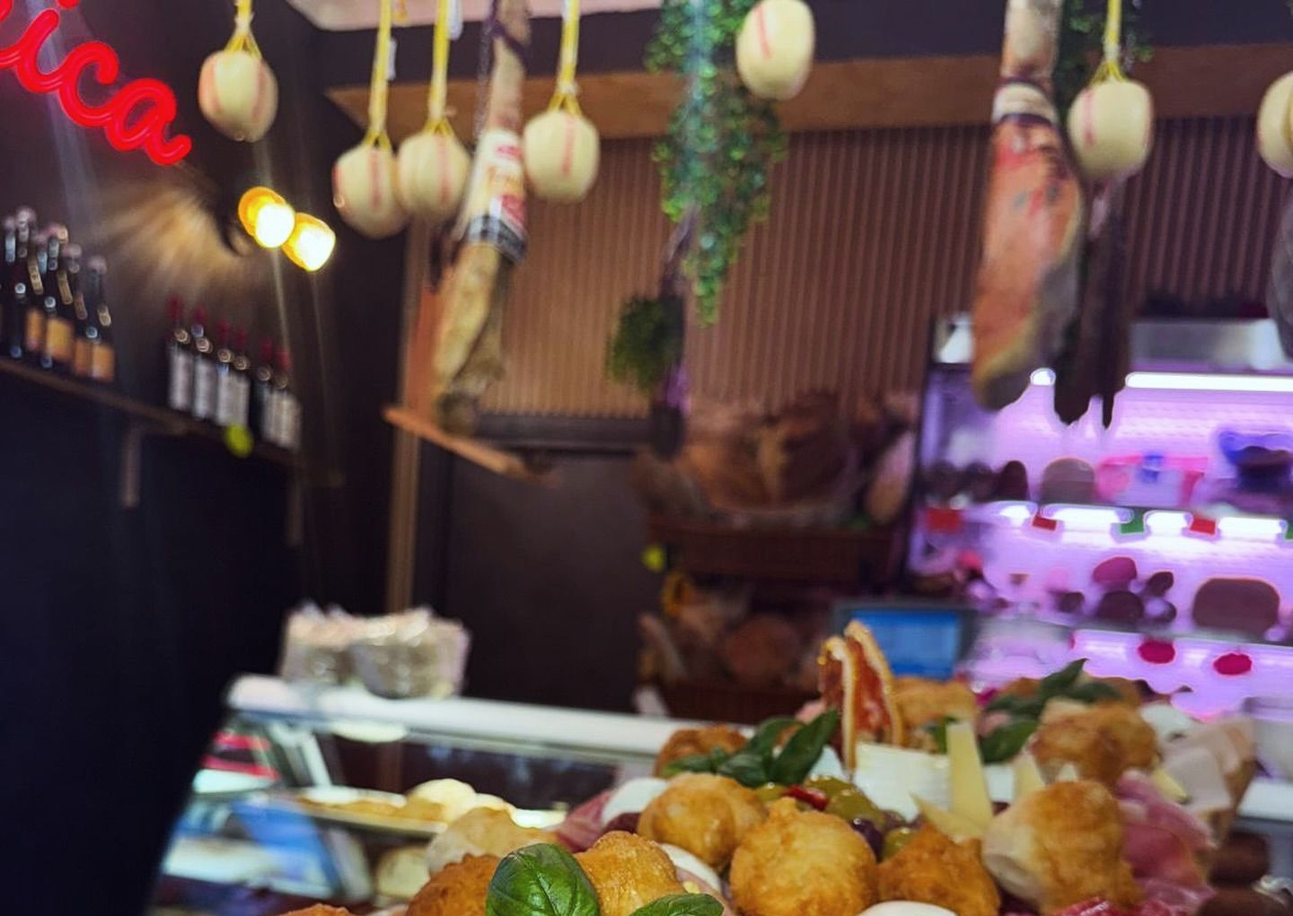 Polpette fritte, carne e formaggio, in una gastronomia