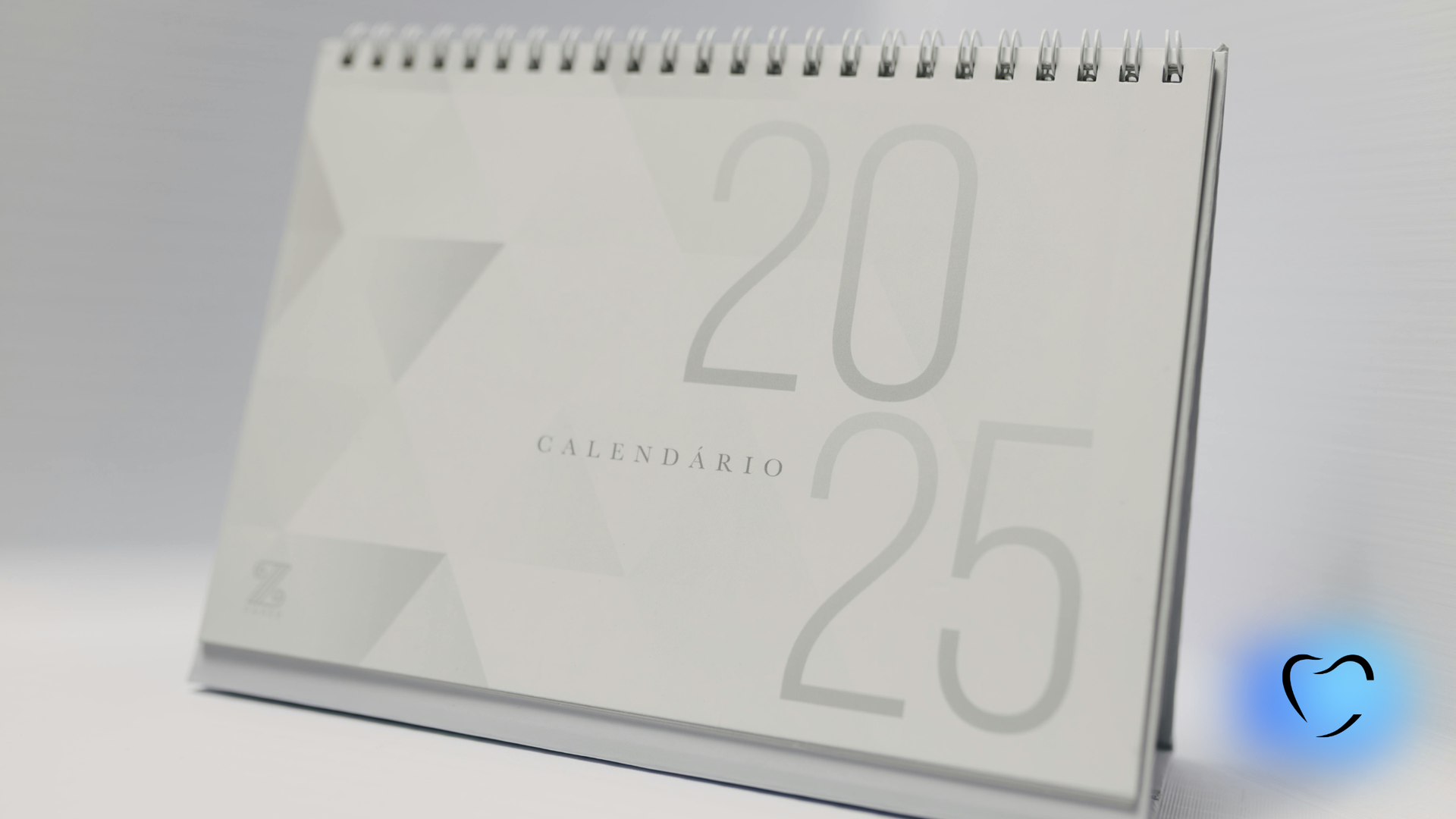 2025 desk calendar with silver numbers and geometric design.