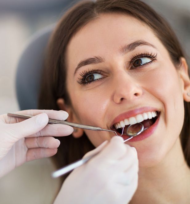 A computer generated image of a dental bridge in a mouth.