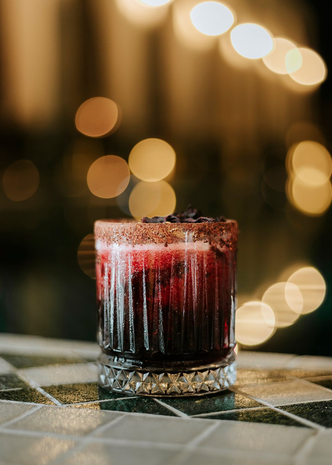 Un primer plano de una bebida en un vaso sobre una mesa.