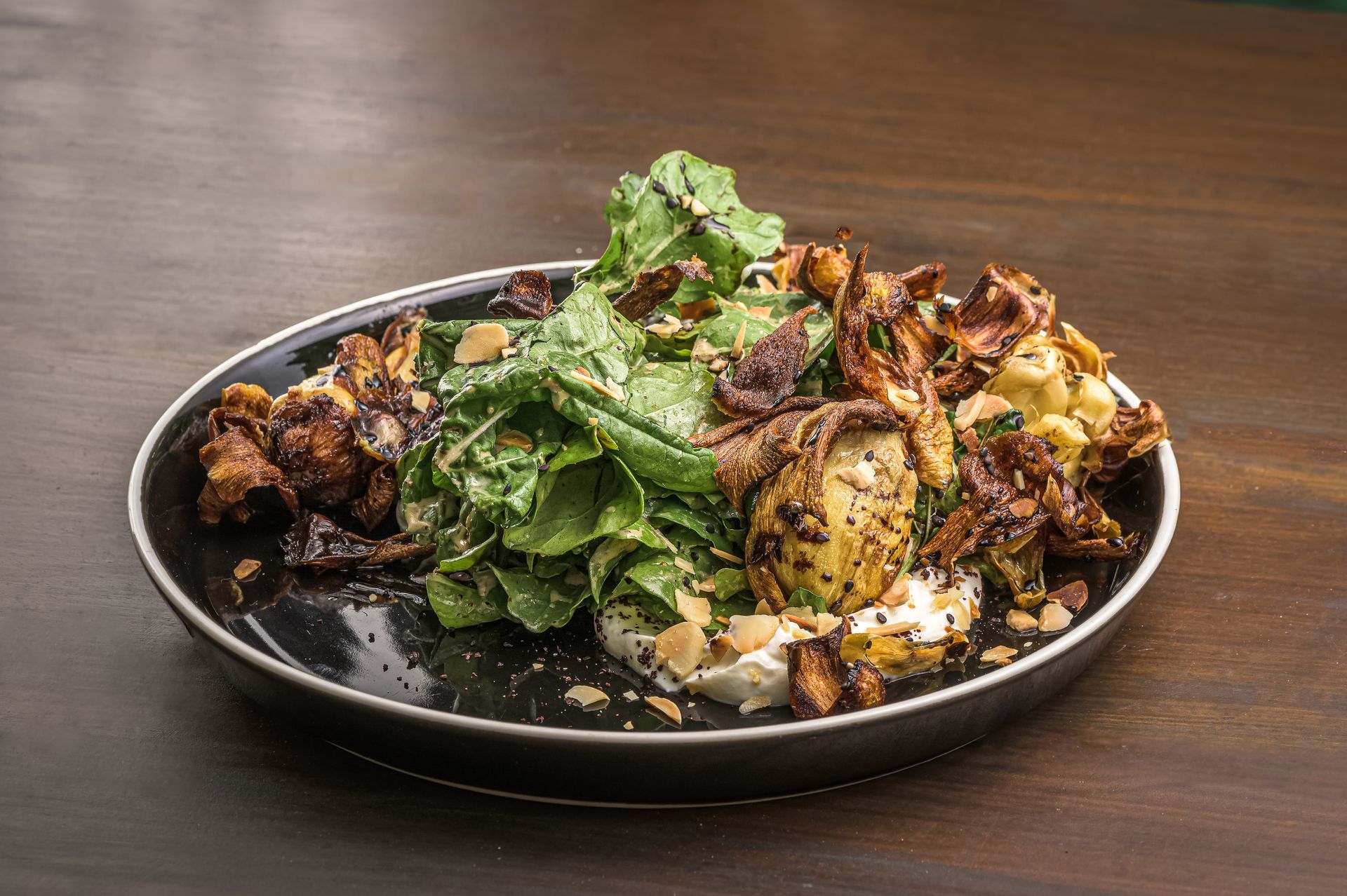Un plato de comida está sobre una mesa de madera.