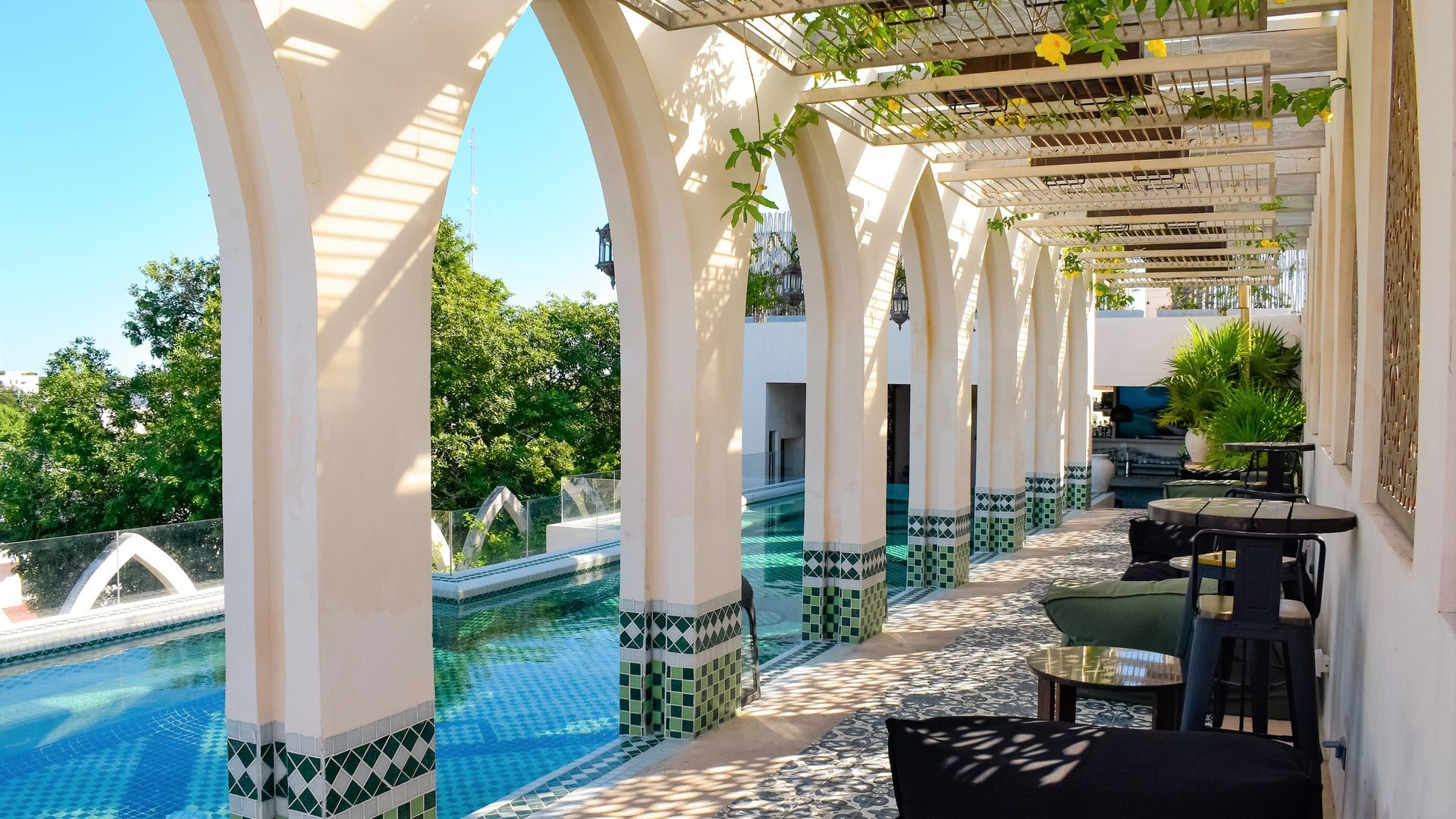 Una hilera de arcos que conducen a una piscina