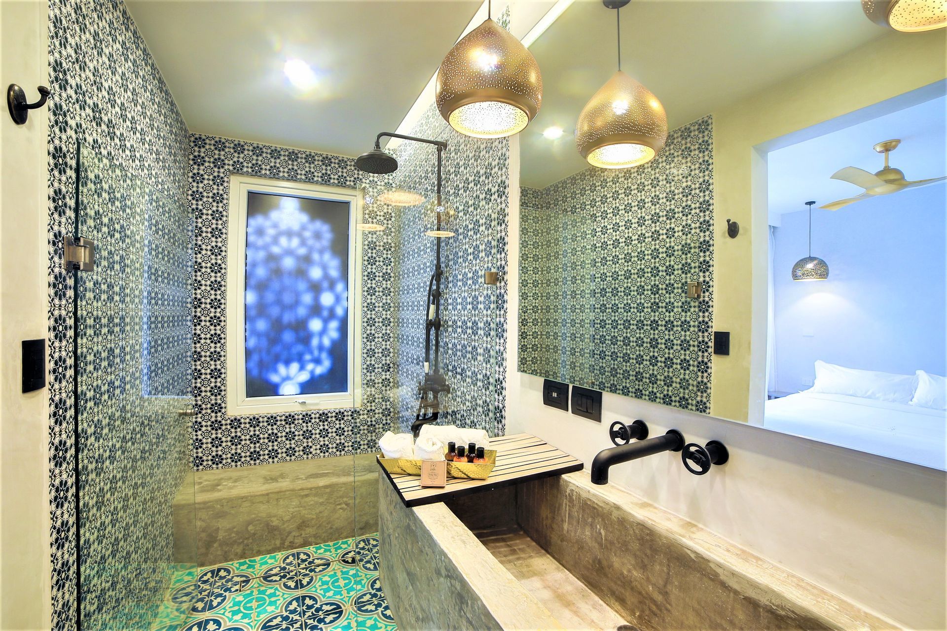 Un baño con lavabo, ducha y espejo.