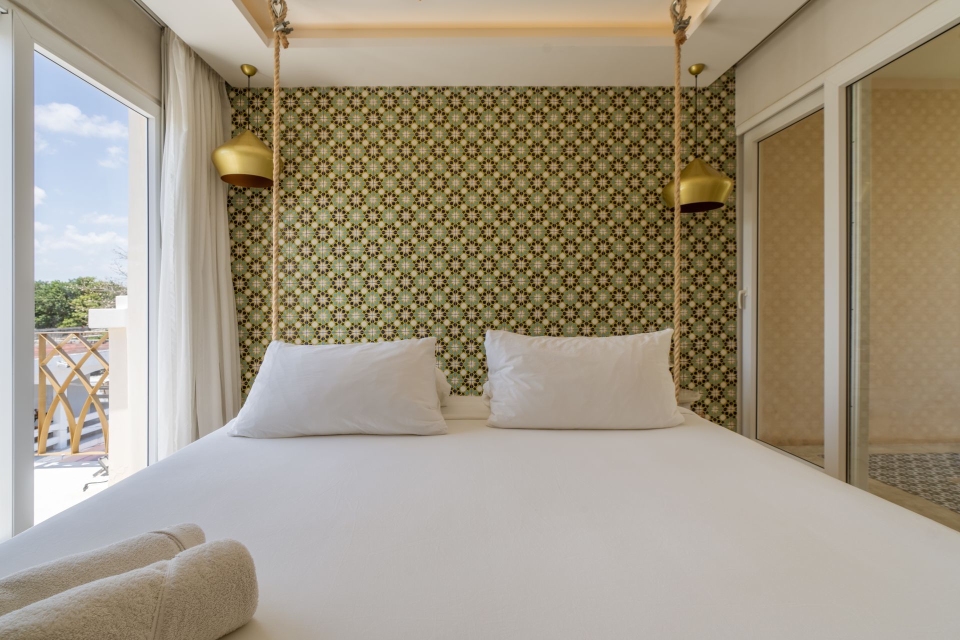 Un dormitorio con una cama king size y una ventana grande.