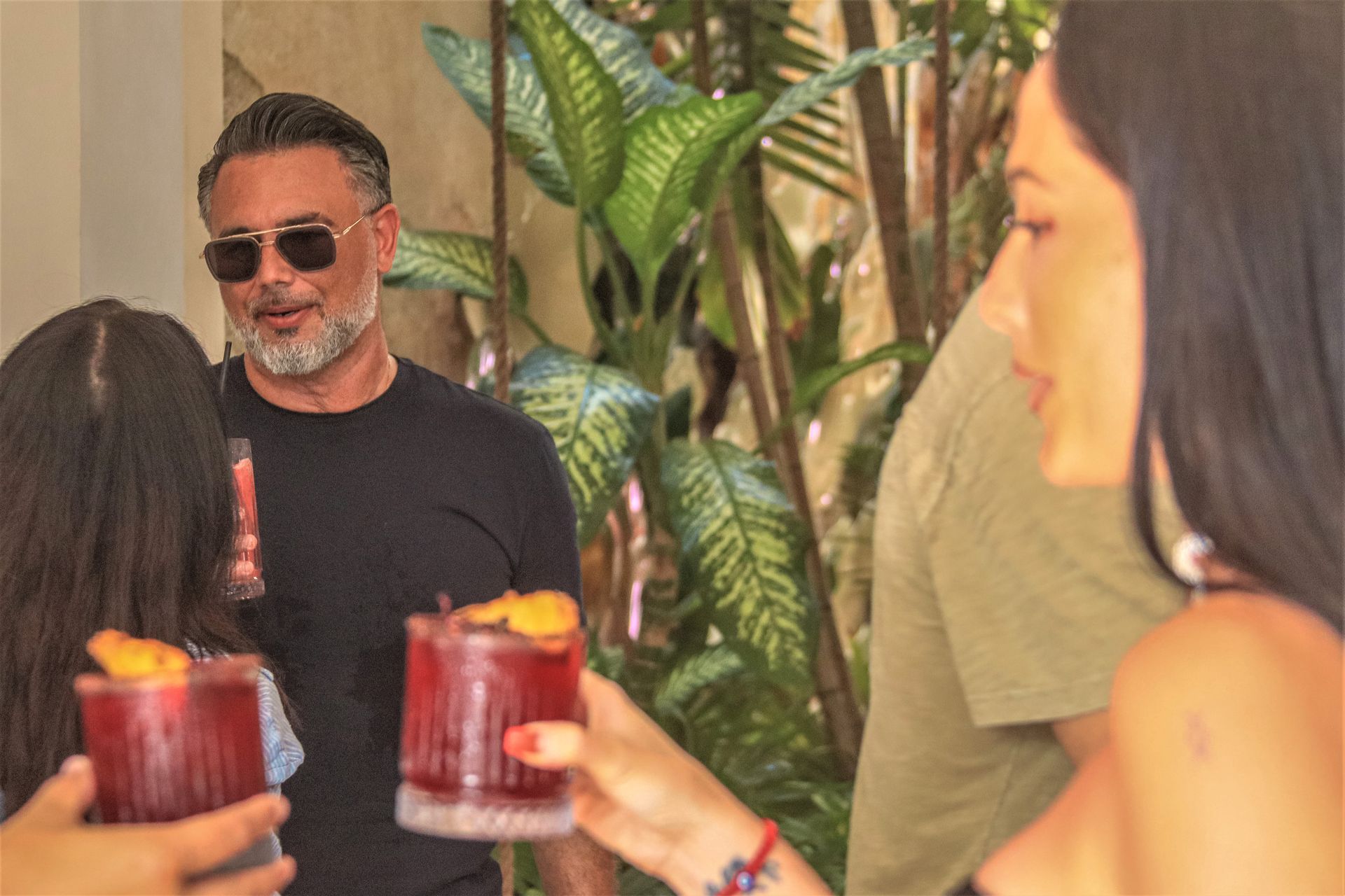 Un grupo de personas está brindando con bebidas en una fiesta.