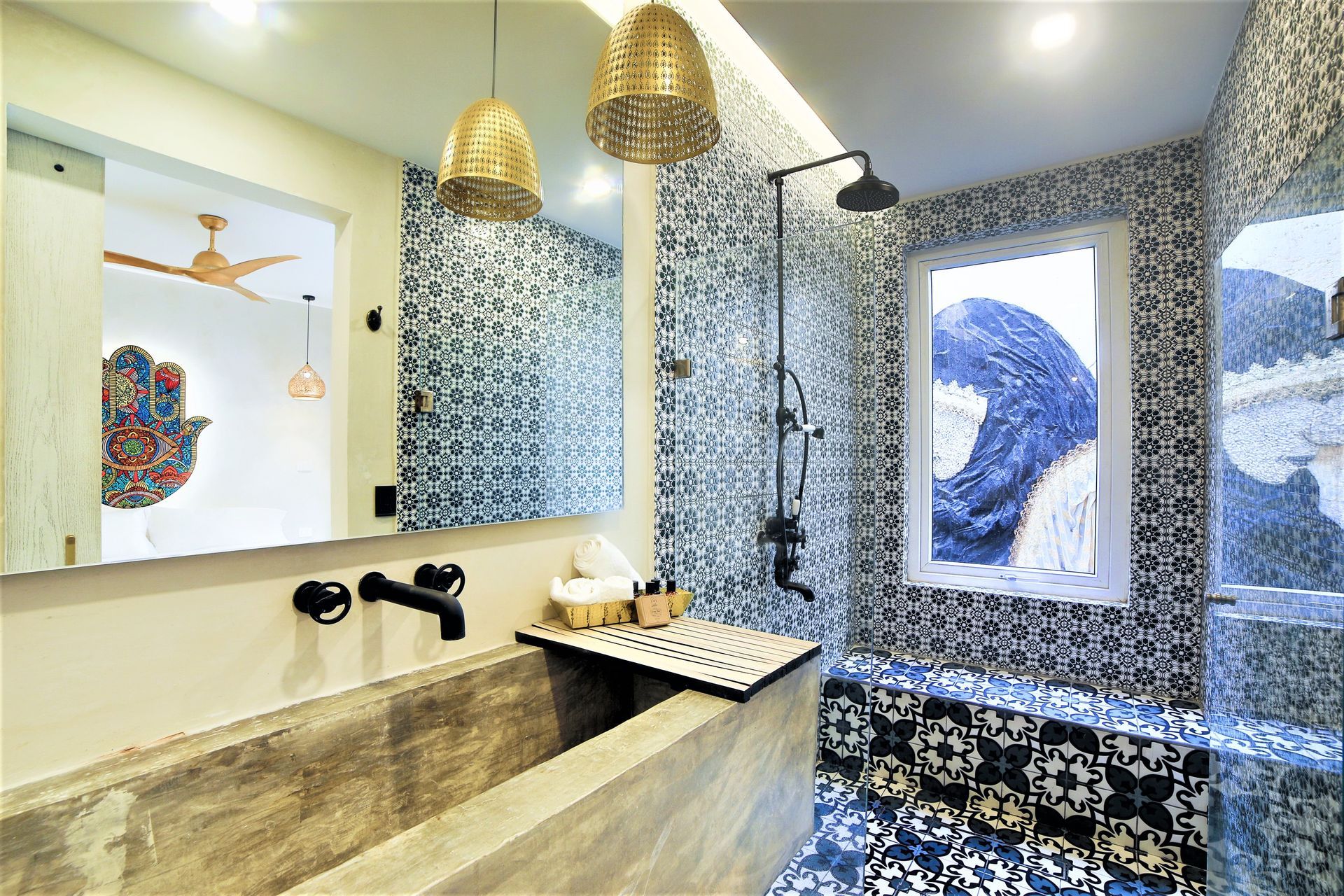 Un baño con lavabo, espejo y ducha.