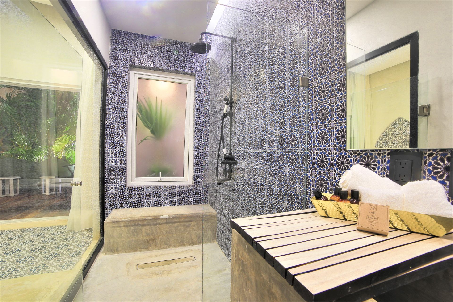 Un baño con ducha y lavabo.